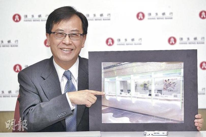恒生銀行零售銀行及財富管理業務主管陳力生表示，零售和財富管理部門將新增聘近240人。（郭慶輝攝）