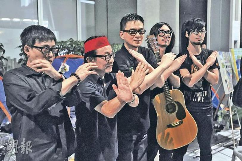 民間反國教科大聯盟昨晚再次發起集會，大會稱有1萬人再次聚集於政府總部，大會主題為「硬頸」，歌手黃耀明（左三）和填詞人林夕（左一）到場支持撤科和支持絕食者，黃耀明稱暫未受到壓力，不會為「搵食」而放棄為良心發聲。左二為已絕食了超過97小時的退休教師韓連山。（鄧宗弘攝） 反國教科團體和學民思潮自周四在政府總部發起絕食，9月3日開學後以來已連續3天發起大型晚會迫爆政府總部廣場，大批支持者仍堅持放學和放工後前來聲援反國教科行動，直至深夜，現場氣氛仍熱烈，人群亦未散去。（鄧宗弘攝） 中大新聞與傳播學院教授馬