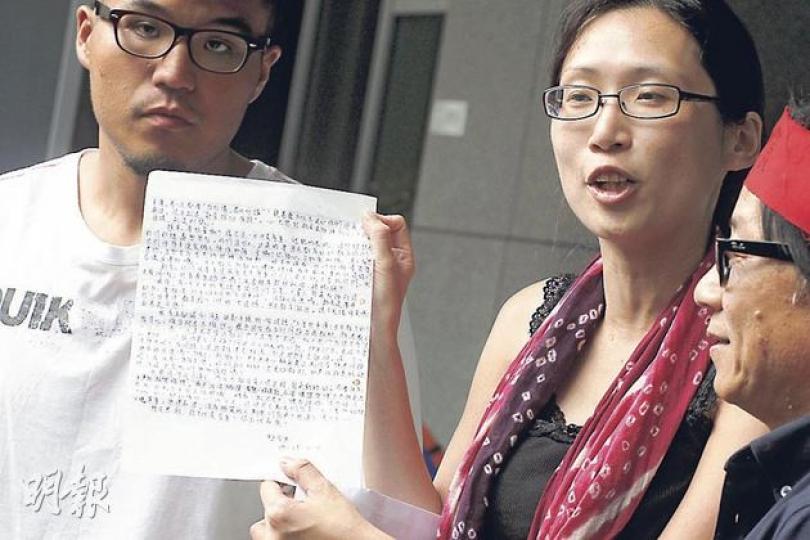 一名自稱「中五學生」郵寄一封反對大聯盟和學民思潮「佔領」政府總部的信件，昨由郵差帶到現場，大聯盟發言人葉寶琳（中）收信後展示信件內容。（李紹昌攝）