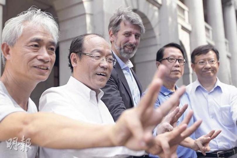 參選超級議席的民協馮檢基（左二）昨日聯同街工梁耀忠（左一）、司馬文（左三）、工黨張國柱（右二）、民協譚國僑（右一），呼籲選民勿投白票。（郭慶輝攝）