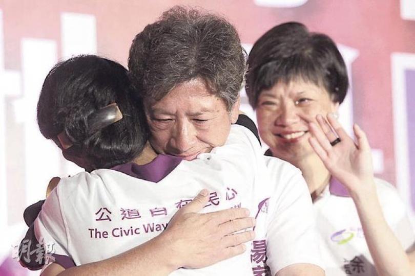 公民黨昨晚舉行催票大會，出選新東的湯家驊（中）談到自己有落選危機一度落淚，獲黨友擁抱安慰，出選新西嘅余若薇（右）也感觸流淚。（郭慶輝攝）