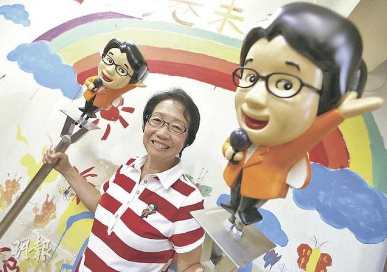 工聯會陳婉嫻未能走勻各區拉票，故出動「替身」到各區，呢個卡通嫻姐每個製作費要4000幾蚊，仲重成30磅。（李澤彤攝）