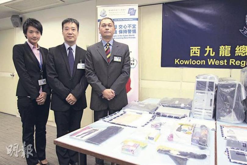 警方反援交行動拘26男2女，並檢獲大批證物如手機、電腦、性玩具等。圖中左起為西九龍總區刑事總部重案組第5B隊偵緝女督察麥鍶煒、西九龍總區刑事總部偵緝總督察鍾雅倫，以及西九龍總區刑事總部警司（行動）盧國基。（邱雅錡攝）