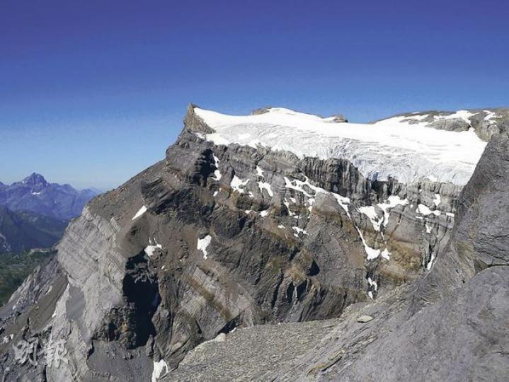 我們地球分成許多國家、地區與村落，但在氣候變化上，我們同坐一條船。香港這個夏天，很熱，在瑞士的雪山上，也很熱。（黃潔玲攝）