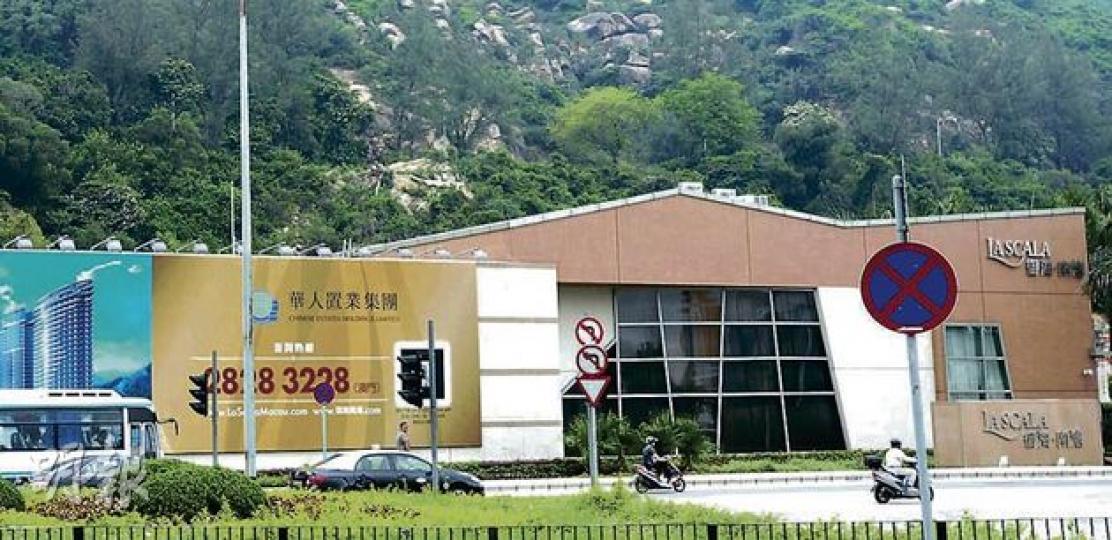 澳門政府早前表示，計劃收回歐文龍貪污案中華置「御海•南灣」所在的5幅地皮。華置此次上訴若失敗，或須退回3.8億元訂金及取消銷售合約。圖為澳門「御海•南灣」售樓處。（鄧宗弘攝） （明報製圖）