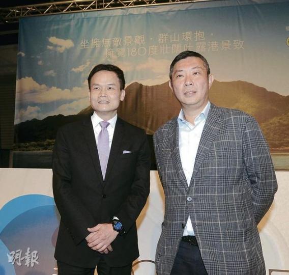 恒地營業部總經理林達民（左）、新世界營業及市務總監楊文表示，迎海明日將全面對外開放示範單位，並於下周初正式開價。林並預計，迎海首期全部928伙，總市值約80億元。（陳淑安攝）