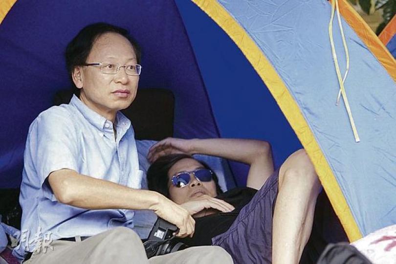 中大新聞與傳播學講座教授陳韜文（左）昨探望絕食同事馬傑偉（右），馬傑偉到晚上絕食50小時後結束行動離開現場。（郭慶輝攝）