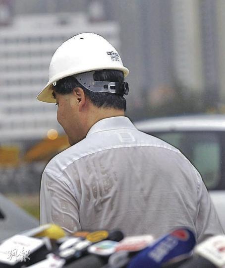 梁振英在大雨下完成45分鐘「港人港地」簡介，離開時已全身濕透。（李紹昌攝）