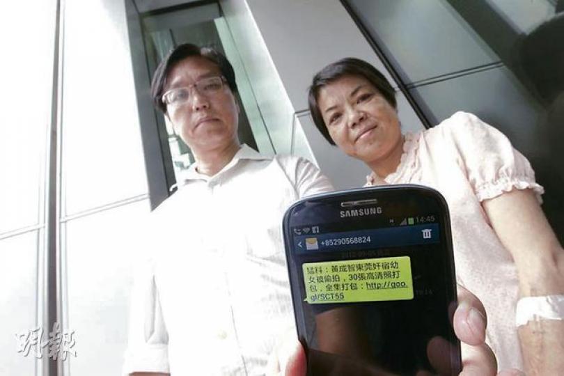 民主黨新東候選人黃成智（左）發現近日流傳惡意中傷他北上尋歡的短訊，昨日與太太（右）到廉署舉報。（李紹昌攝）
