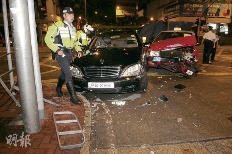 涉醉酒車主昨晨駕駛平治房車，在杜老誌道交界被逆線的士攔腰撞上，的士車頭嚴重損毁，平治車身凹陷。（蔡方山攝）