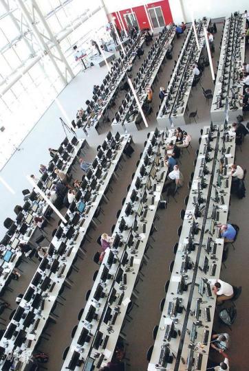 APEC新聞中心有多達400部電腦給記者使用，但都是俄語操作系統。（林迎攝）