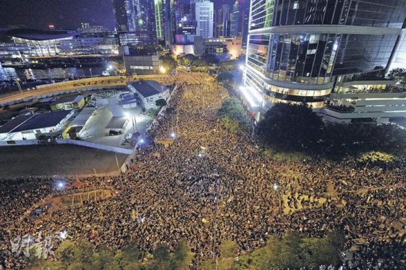 昨晚政府總部外再次匯聚大批反對開設國民教育科的市民，昨晚10時，添馬艦政府總部外滿是密麻麻人海，不斷傳出「撤科」之聲，響徹金鐘。圖中大道萬人集結，一直伸延到演藝學院都是人群，左上角遠處可見燈火通明的會展中心。主辦方面說有12萬人參加，警方則說有3.6萬人。（余俊亮攝） 在政總廣場內，大批身穿黑衣的集會人士不斷高呼「撤回」，要求政府盡快撤回國教科。（李澤彤攝）