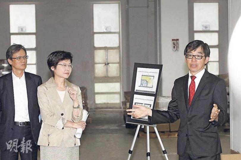 政務司長林鄭月娥（中）昨到葵涌一幢將改作酒店的工廈視察，並宣布將活化工廈政策，擴至可改裝成為「過渡性」住宅用途。右為該工廈業主兼金寶國際董事長李秀恒。（李紹昌攝）