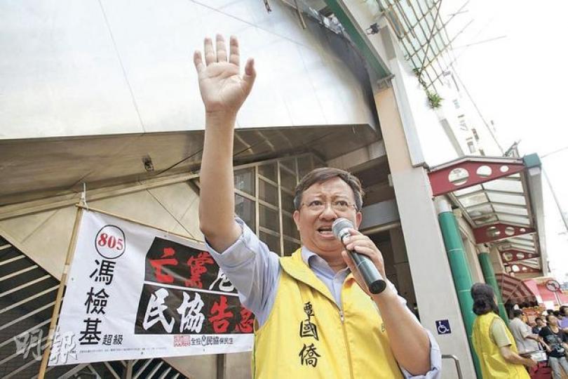 民協譚國僑前日到根據地深水埗北河街街市拉票，大打「亡黨」告急牌。（林俊源攝）