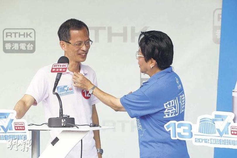 劉健儀（右）同曾鈺成（左）「老友鬼鬼」，但佢就話唔係好記得點解影呢張相時左手會掂住曾鈺成領口喎。（李紹昌攝）