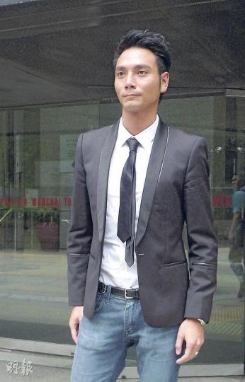被告顧志雅繼續悉心裝扮出庭，他表示除了曬太陽，亦有「曬燈」保持黝黑。他稱所有購買iPad單據皆由他簽署，承認使用榮文蔚的信用卡。（何偉畧攝）