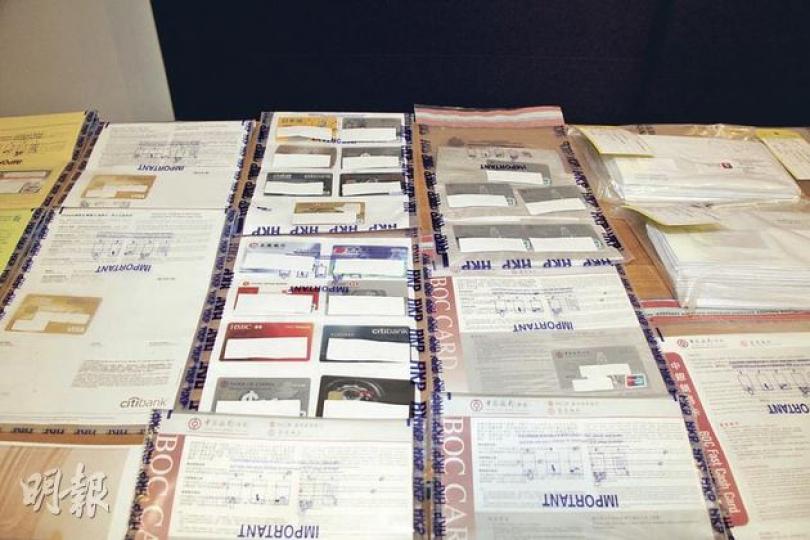 警方在涉案單位中檢獲近1600封偷來的信件，當中包括多間不同銀行的提款卡及信用卡，幸警方破案及時，否則後果堪虞。（林錫禮攝） 警方在西九龍搗破偷信集團，檢獲各式偷信工具，包括小鉗。（林錫禮攝）