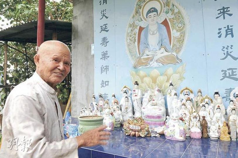 荃灣芙容山路上天竺寺負責人佛觀大師事後講述刑毁案經過，相片中的觀音像頭部遭人用硬物砸爛。（衛永康攝）