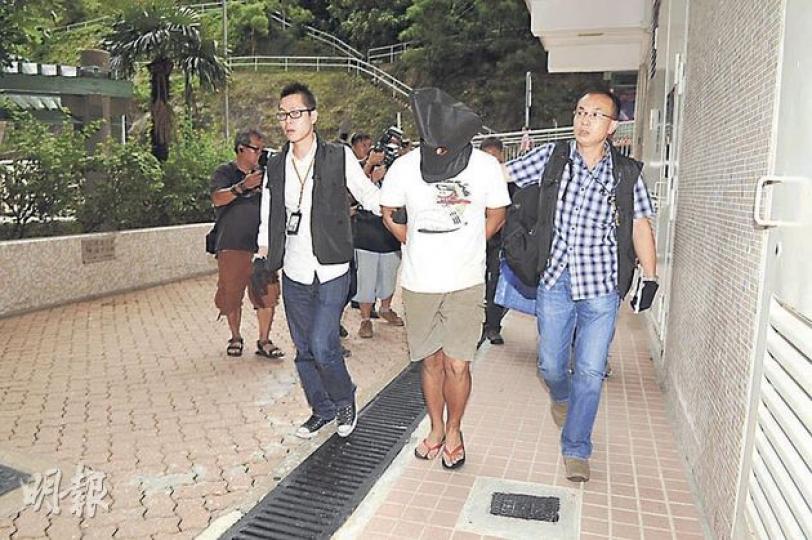 港島總區反黑組探員昨押解涉嫌刑毁長沙灣實業公司疑犯到其石籬邨寓所蒐證。警方透露在此案拘捕的9名男子當中，有6人疑同時涉及8月8日灣仔軒尼詩道「獨立媒體」辦公室遇襲案。（衛永康攝） 港島總區反黑組探員在長沙灣刑毁案疑犯寓所，搜出疑涉及案件的鐵槌、漆油及衣物等。（衛永康攝）