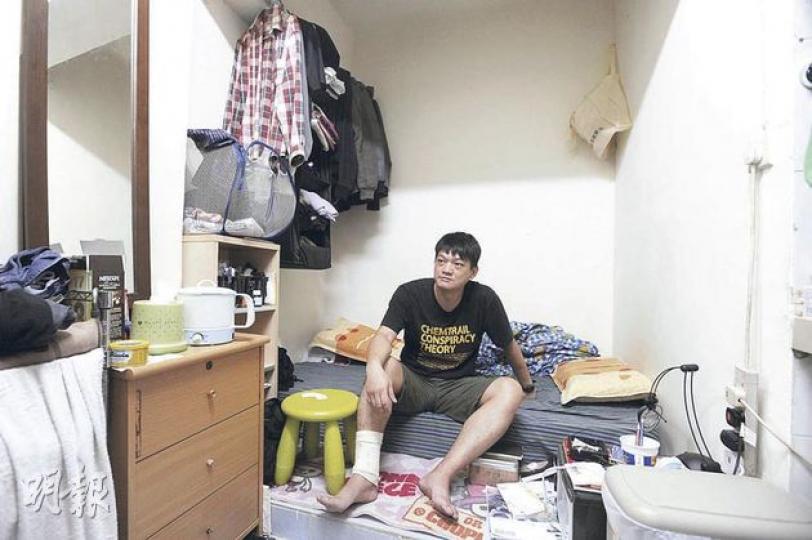 綜援戶孫武，現時租住長沙灣一間約70平方呎的劏房，月租1700元。社署向他提供的1335元租金津貼，不足以交租，他遂向法院提出司法覆核，要求審核租金津貼上限有否違反基本法。（余俊亮攝）