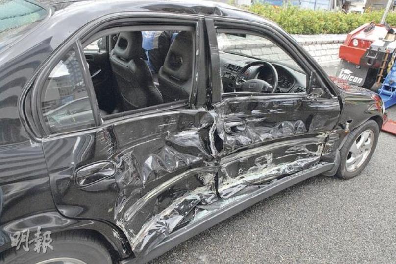 肇事私家車的右邊車身撞至嚴重凹陷，車窗玻璃碎裂，65歲姓胡私家車司機右手被玻璃碎割傷，自行登上救護車送院敷治。（黃熙麗攝） 長沙灣道與東京街交界有私家車與小巴相撞，尾隨的一輛空載的士未及煞車，撞上小巴車尾。（黃熙麗攝） 在長沙灣道東京街交通意外中涉嫌衝燈釀成撞車、車禍後一度逆線行車的私家車司機（圖），因右手受傷送院救治。（林錫禮攝）