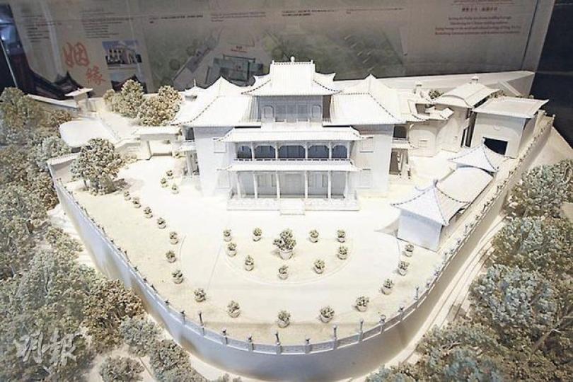 時代生活集團慈善基金計劃將景賢里變為證婚勝地，並已邀請曾參與英國西敏寺復修的國際建築師行Atkins為顧問，屆時將會在目前可改建的泳池，加建可容納80人的玻璃證婚小屋。（李紹昌攝） 有別於證婚場地的玻璃屋，香港水墨會計劃在泳池位置建設一座往地下發展的「新翼」，社區會堂將位於頂層作演講、會議等用途，往下兩層則用作藝術展覽，以顯示中國水墨的發展軌迹。（李紹昌攝）