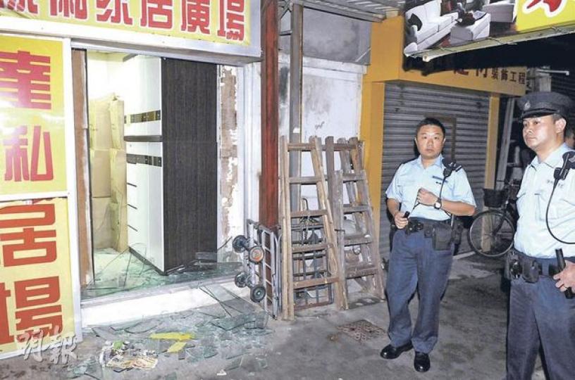 荃灣青山道一家俬店遭外籍賊人以硬物打破玻璃門入內爆竊，但賊人最終被趕至的警員拘捕。（蔡方山攝） 兩名機警街坊林某（左）及大廈看更（右）合作，一人報警一人監視爆竊匪，終令賊人被捕。（蔡方山攝） 涉以硬物砸破家俬店玻璃門入內企圖爆竊疑人，被趕至警員制服及押上警車。（蔡方山攝）