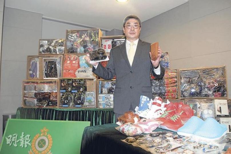 海關拘捕逾30名活躍於本地拍賣網的「冒牌或盜版個體戶」，檢獲約3500件假貨，總值54萬元。版權及商標調查（行動）課監督關煜群指假貨仿真度低，「買家一收到就知是假貨」。（黃熙麗攝）
