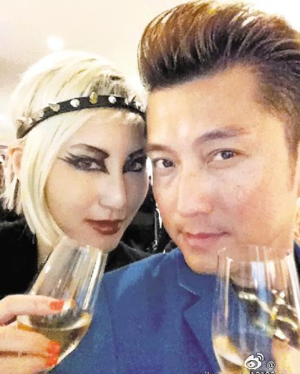 陳山聰忙於陪伴女友旅遊也變得憔悴了。（微博圖片） 不知邵音音是否覺得何超雲似她那些年的樣子呢？（微博圖片） 驟眼看何超雲跟邵音音又真係幾似。（微博圖片） 何超雲懶理被網民讚或彈，繼續日日轉新造型在微博分享。（微博圖片）