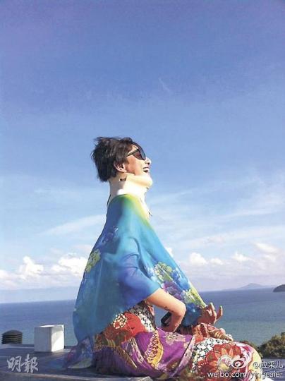 鄭希怡前日生日獲不少朋友留言祝福。（微博圖片） 鄭希怡（左）與好友出海慶祝生日。（微博圖片）