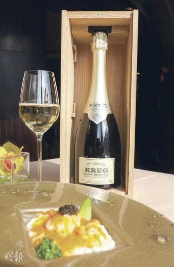以逾萬元一支的Krug Clos du Mesnil 2000佐餐，名副其實把一口奢華喝下去。配搭的菜式為「皇袍加身」。（周伽然攝） 三道點心無論在口感、溫度和味道上分別也很大，但與Krug Grand Cuvée NV都配得恰到好處。（周伽然攝） Krug Grand Cuvée NV嗅起來帶豐富青蘋果及奶油香，喝下去是紅莓、多士和果仁味。（周伽然攝） Zachary指出配酒的其中一個法則是「缺點配缺點」，明顯油膩的豬網油，配合目前酒味偏重和酸的Krug Vintage 2000，反而有相輔相