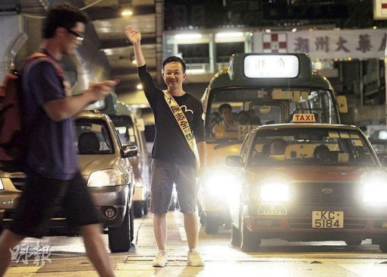 人民力量陳志全雖然是首次參選，但在新界東支持度已升至第二位，他昨凌晨在旺角專線小巴站拉票。（余俊亮攝） 選舉前夕，民主黨新界東候選人黃成智（右）支持度仍然偏低。他昨跨區到在將軍澳坑口的聖安德肋堂拉票，但只有數名助選團同行。（葉家豪攝） （明報製圖）