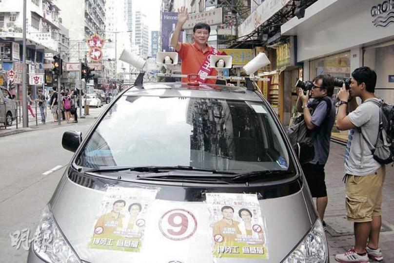 由上屆新西走到港島出選的工聯會王國興稱，民建聯仍有人指他夠票「滿瀉」，希望支持者集中票源。（林景輝攝）