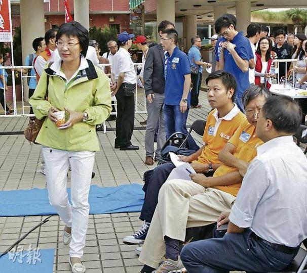 民主黨陳樹英（左一）與丈夫李永達（右一）齊齊出選新界西，李永達一片苦心想突顯陳樹英獨立形象，所以迴避夫妻合照，在選舉論壇見到記者舉起相機，即找李卓人（右二）傾談避鏡頭。（林俊源攝） （明報製圖） （明報製圖）