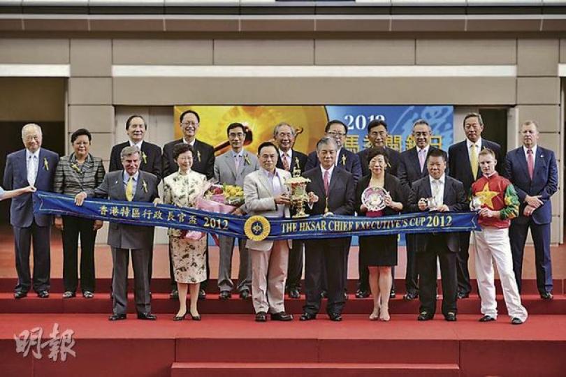 昨日原定由特首梁振英頒發的「香港特區行政長官盃」獎項，改由政務司長林鄭月娥（前排左二）出任頒獎嘉賓，旁為賽馬會主席施文信（前排左一）。（葉家豪攝）