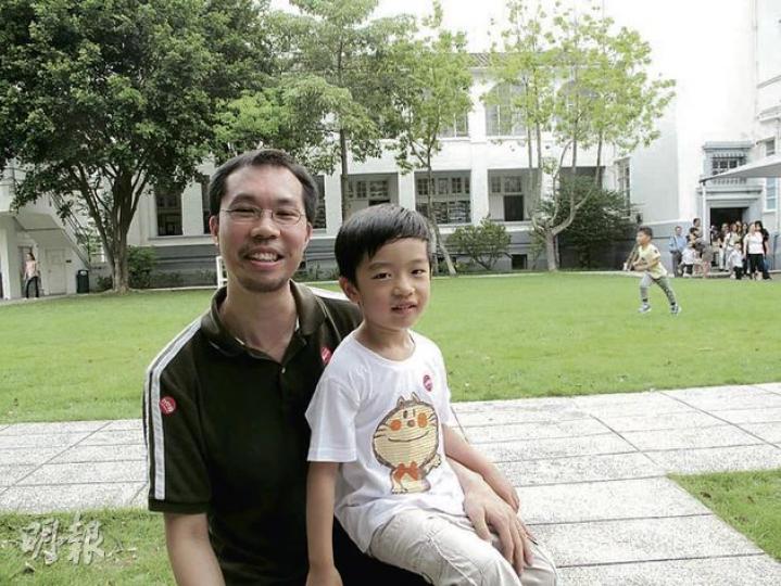 羅先生帶同5歲兒子出席簡介會，知道男拔小學不會推國教科，他直言感放心。（莫凱琳攝） 郭太攜同5歲兒子出席簡介會，表示擔心兒子被洗腦，所以會以校方會否推行國教科為選校準則。（莫凱琳攝）