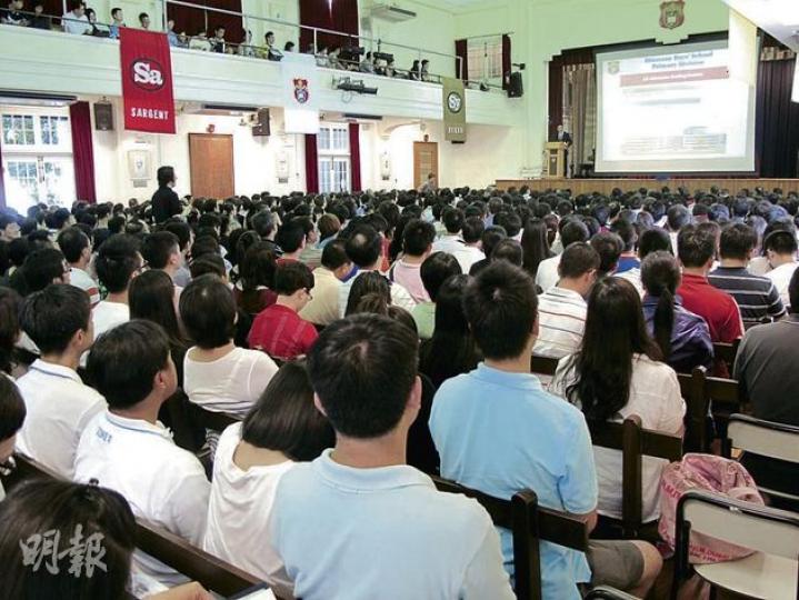 約2200名家長昨出席男拔小學兩場小一入學簡介會，不少家長一早到場輪候門票，禮堂擠滿攜同子女出席的家長。（莫凱琳攝）