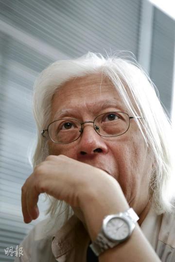 莫昭如（林俊源攝） 「你有聽過一個說法，是做art也是一種action吧？」《或者藝術，或者革命﹕莫昭如的藝術實戰》（圖左）（林俊源攝） 「創作的欲望是與生俱來的，你看小孩子便是最有創意的，那為何我們長大後都失了這種才能，是因為父母、學校、社會令我們變得只懂被動接收，而不是主動的創造。」（林俊源攝） 「假若在社會運動中多一點藝術文化技巧或活動，而不只是不停的開會和爭辯，相信有助團體建立互信和團結。」（林俊源攝）