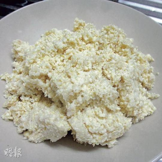 豆渣帶有淡淡豆香，纖維豐富又飽肚，混進不同食材中，不浪費之餘，也省掉本身的食材，增加口感，以下是我的豆渣實驗。（饒雙宜攝） 這款曲奇口感軟糯，乾果有嚼勁又飽肚，蜜糖的香味，令人食不停口。（饒雙宜攝） Gee 茹素，但香港並不是一個veggan-friendly的地方，她愛進廚房作實驗，是興趣也是迫於無奈。每天帶飯上班，確保吃素也有均衡營養，除了注意要吃不同顏色的蔬菜，Gee也重視豆類食品，因其代替了肉類，是攝取蛋白質的重要途徑，她自製豆漿，也研究了不少豆渣的用途，是日她分享了豆渣曲奇的製法。（饒