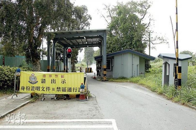a. 香港境內的坪輋路邊境管制站。新東北發展後管制站將會向前推移至沙頭角公路馬尾下段與孔嶺村交界附近，屆時孔嶺村、浸會園等地也會增至管制區內。（林俊源攝） b. 坪原路附近的有機種植園「德小綠洲」，位於坪輋及打鼓嶺發展區，到訪當天煙霞頗多，但仍可望到深圳的高樓。（林俊源攝） c. 聯和墟內的新漢記（林俊源攝） d. 古洞北內，梧桐河附近的華山公立學校因收生不足而被殺，主樓上校名依稀可見。新建的教育城學童數目是否足夠亦值得關注。（林俊源攝） e. 粉嶺北中的梧桐河兩旁計劃作低密度私宅，在河邊的私人