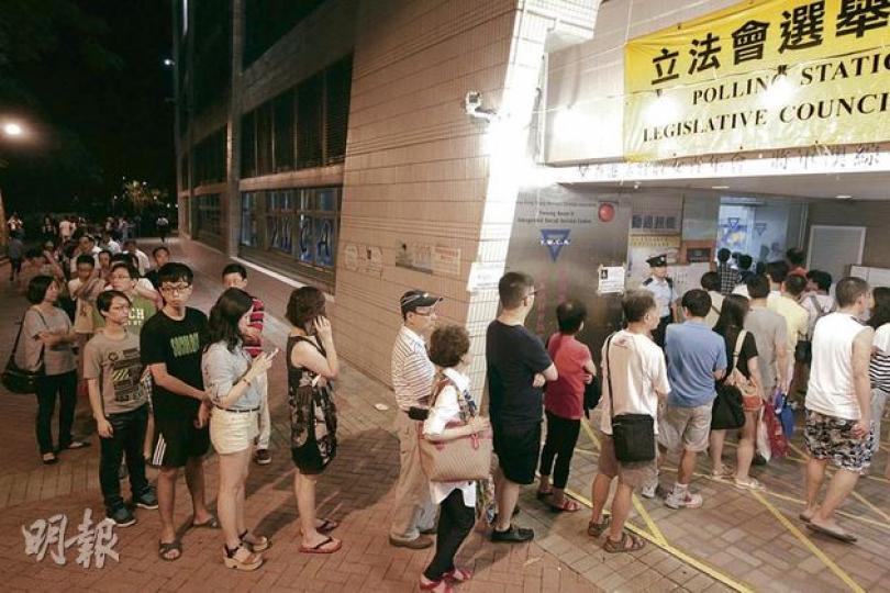 今屆立選的投票率較上屆高，其中將軍澳調景嶺一個票站於黃昏至晚飯時間出現投票人龍，每人大約要排隊半小時才可投下神聖一票。（郭慶輝攝） 今屆投票率高於上屆，中大政治與行政學系高級講師蔡子強分析，近月的國民教育科風波，加上特首梁振英上任發生連串負面事件，令更多人投票。（李紹昌攝） 投票於晚上10時30分截龍，麥女士是最後進入將軍澳維景灣畔票站的選民，她於10時55分完成投票後離場時表示，較早前曾到過票站，因太多人排隊而折返，等至關門前再排隊。（郭慶輝攝） （明報製圖） （明報製圖）