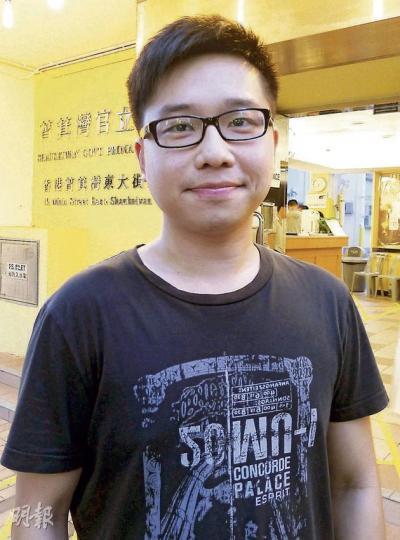 第一次投票的90後葉先生說，自小對政治有興趣，希望透過投票讓更多泛民人士在議會代表市民發聲。（李芷君攝） 首次投票的80後謝先生，因不滿一簽多行政策而刺激其投票意欲，他又投訴政府宣傳不足，如何投選一人兩票不清晰。（丘楚怡攝）