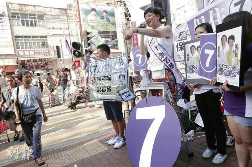 余若薇伙拍郭家麒出選新界西，再次排在名單第二位，昨投票日兩人所到之處，都可見到「保住余若薇」的標語。（余俊亮攝）