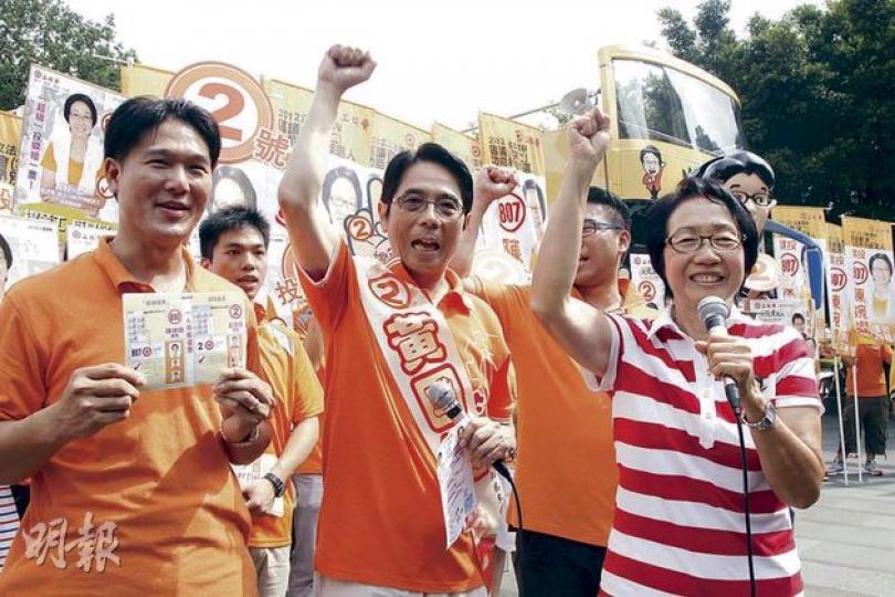 競逐超級區議會議席的工聯會陳婉嫻（前右），昨早仍興高采烈為工聯會手足黃國健拉票。（林俊源攝） 至中午，開始傳出「陳婉嫻已（夠票）當選」，選民被勸不用投她一票，令陳婉嫻下午破例「發嬲告急」。（尹錦恩攝） 過往在新界東立法會選舉一帆風順的劉江華（右二），昨晚票站調查指機會較低，他直言超級區議會選戰混亂，競選艱難，昨難料選舉結果。（余俊亮攝）