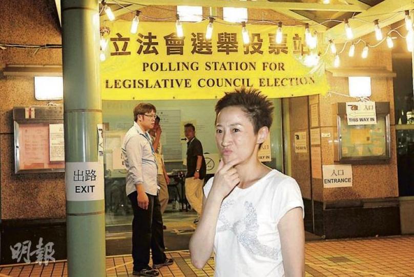 公民黨陳淑莊昨整天表現緊張，但至票站關門、得悉自己選情在票站調查列為「機會均等」後，終鬆一口氣，更嘟嘴扮鬼臉。（李紹昌攝）