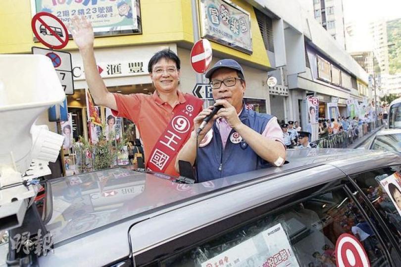 工聯會榮譽會長鄭耀棠（右）昨為轉戰港島的王國興（左）助選。他再次開腔狠批民建聯在多區「出口術」，散播工聯會已夠票的謠言，「
