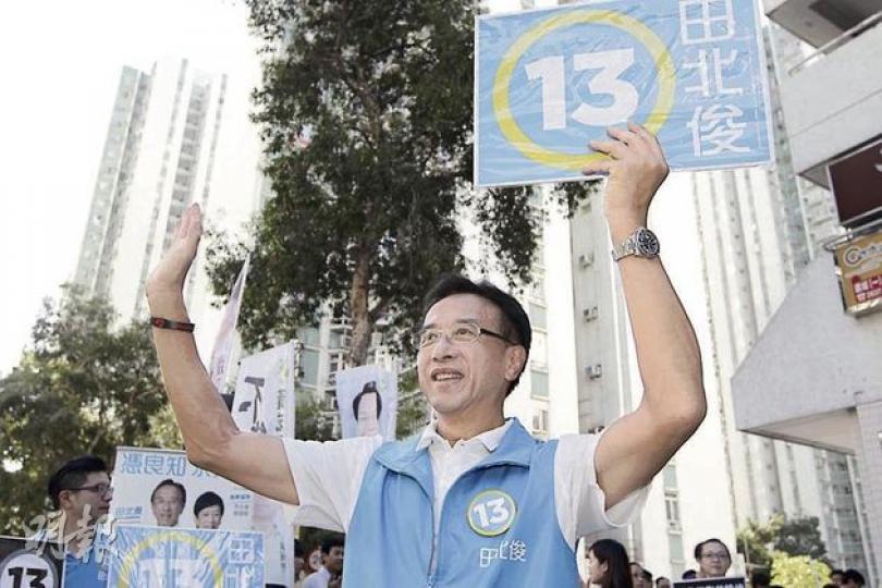 自由黨榮譽主席田北俊昨日馬不停蹄拉票，他形容雖然民調高企，但亦不敢鬆懈，特別是部分對手團隊宣稱他夠票的說法，呼籲支持他的選民要堅持，勿因謠言轉投其他候選人。（郭慶輝攝） （明報製圖）