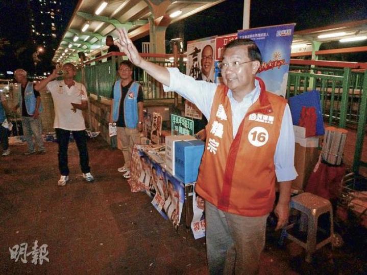 昨午譚耀宗原定跨區為陳恒鑌拉票，但活動突告取消留守屯門，至昨夜譚耀宗留在屯門新圍苑拉票，他稱：「原本都話得閒先幫陳恒鑌。」（屈俊樂攝） （明報製圖）