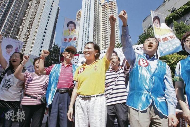 票站調查指「勝算較高」的梁美芬（前），昨到旺角海富苑外與支持者站台拉票。（林俊源攝） 有自稱是梁美芬支持者於何文田常樂邨長者屋外，接載長者到票站投票，他們稱是以私人身分安排私家車接載行動不便長者。（葉思雅攝） （明報製圖）