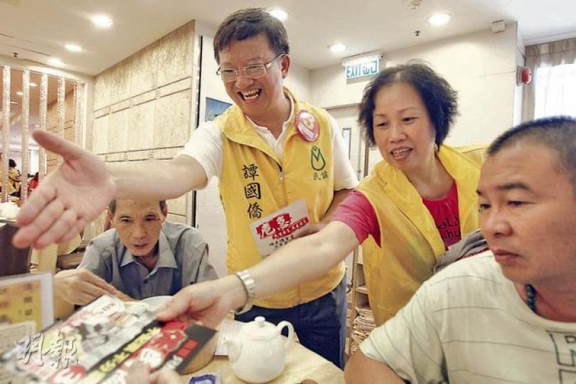 民協譚國僑（右三）昨把握機會，到「老巢」深水埗「洗酒樓」，盡力鞏固地區支持。（林俊源攝）